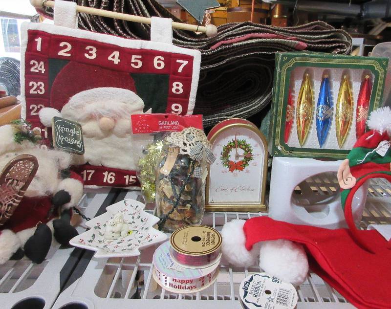 lot 575 image: Christmas Lot