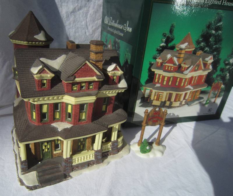 lot 552 image: Collectible Christmas Lighted House with Box - Old Rittenhouse Inn