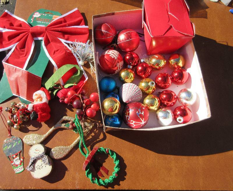 lot 519 image: Christmas Lot - Bow, Box of Orn and Gift Box