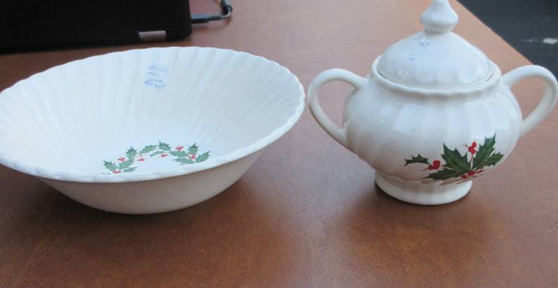 lot 508 image: HOLLY SERVING BOWL AND COVERED SUGAR OR CANDY DISH