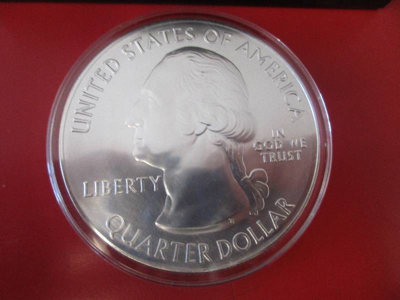 2013 5 oz. Pure Silver America The Beautiful South Dakota Mount Rushmore National Monument. Beautiful bullion coin with original US mint box