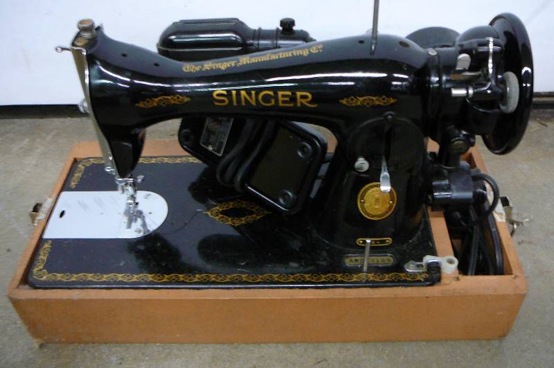 Vintage Singer Sewing Machine model AMO1389 Nice Shape