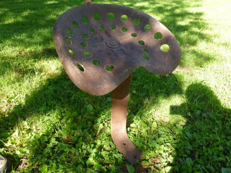 lot 14 image: Vintage Tractor Seat