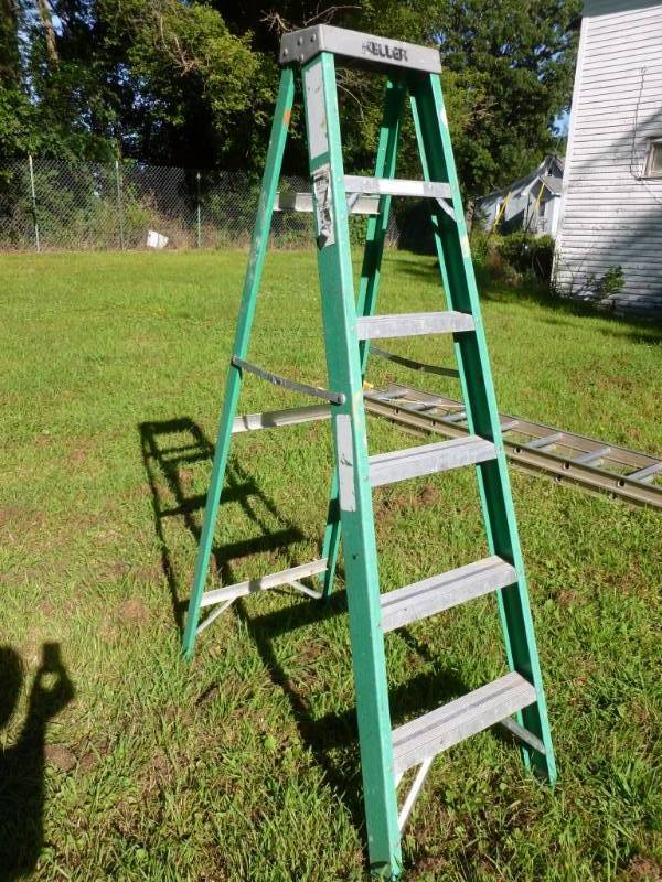 lot 15 image: Fiberglass Step Ladder