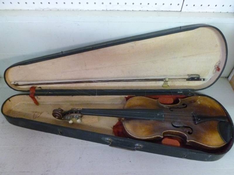 lot 17 image: Antique Violin