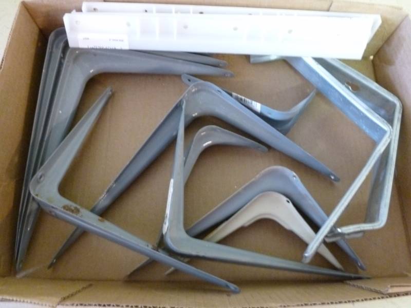 lot 182 image: Shelf Brackets