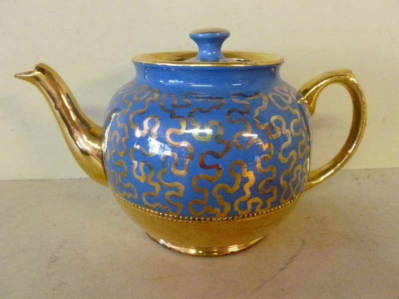 lot 250 image: Sadler Teapot