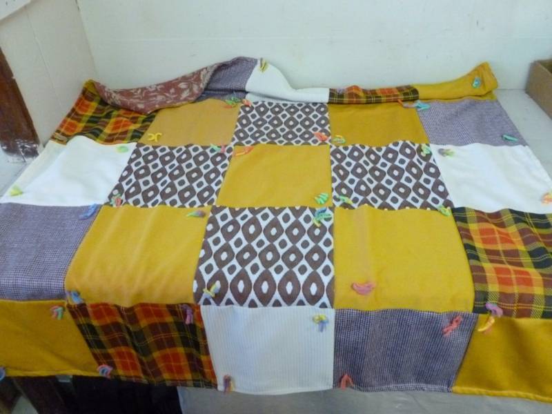 lot 320 image: Vintage Quilt