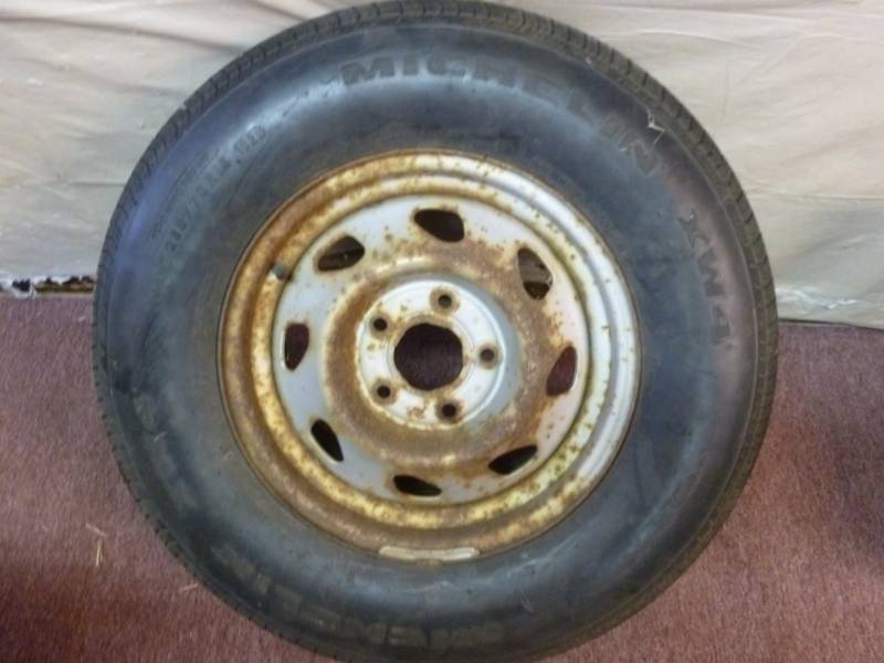 lot 325 image: Michelin Car Tire