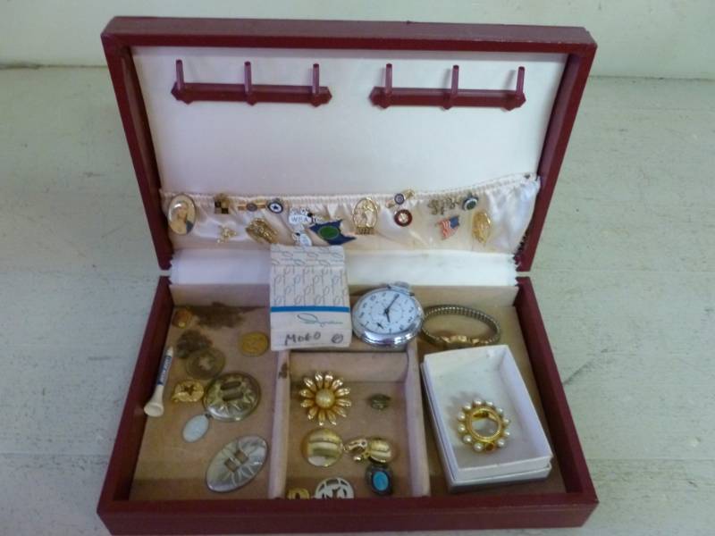 lot 335 image: Jewelry