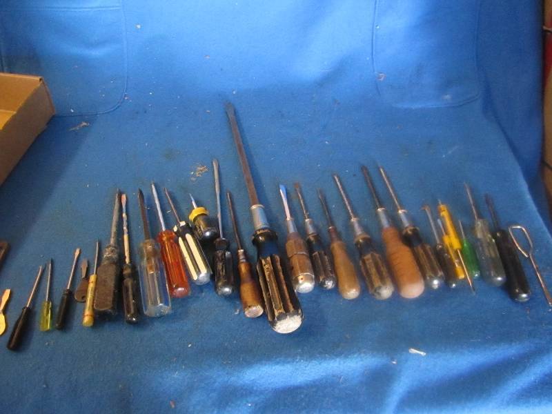 Large mixed of assorted screwdriver...