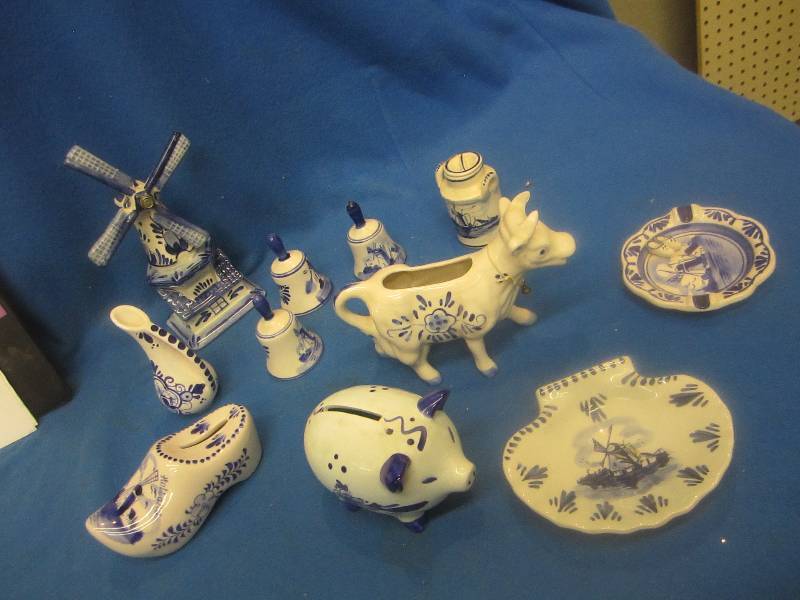 Lot of blue and white floral themed...