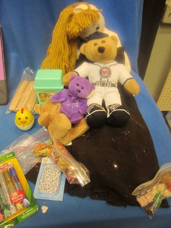 Mixed lot of toys and craftin suppl...