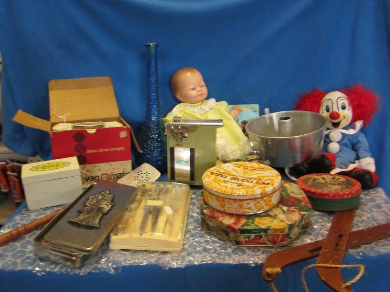 Lot of vintage toys and games ...