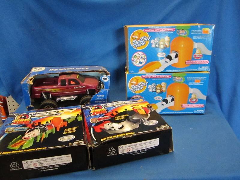 Mixed lot of zhu zhu pets accessori...