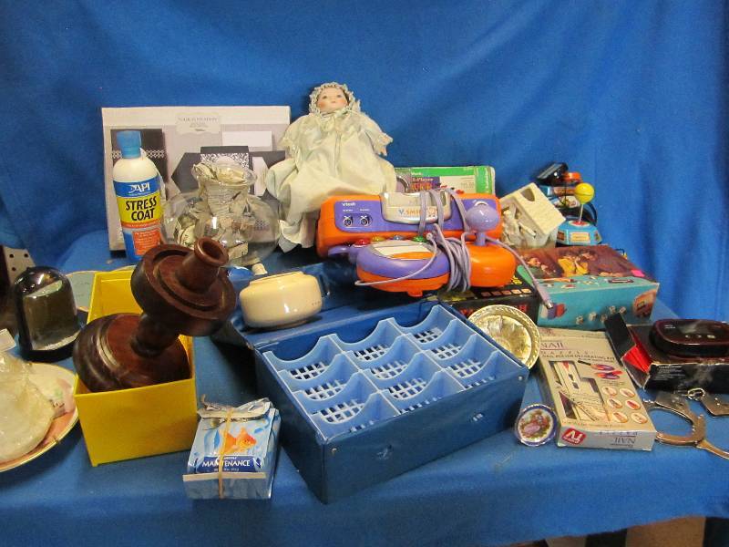 Large mixed lot of household dcor...