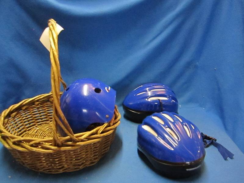 Mixed lot of basket and 3 helmets ...