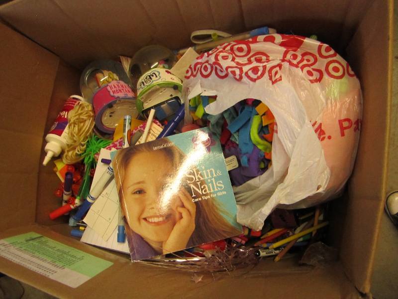 Mixed lot of crafting and collectab...
