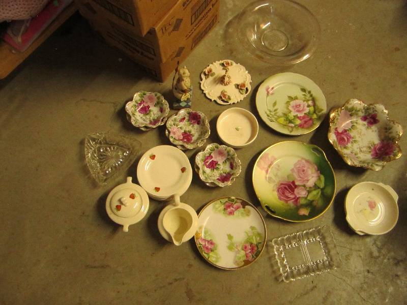 Lot of floral and fruit themed tea ...