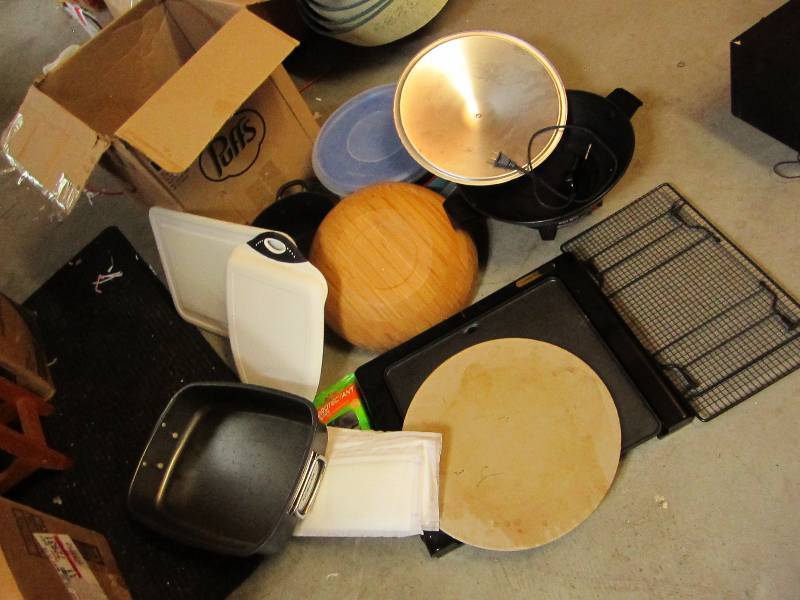 Lot of nice kitchen ware - Kitchen ...