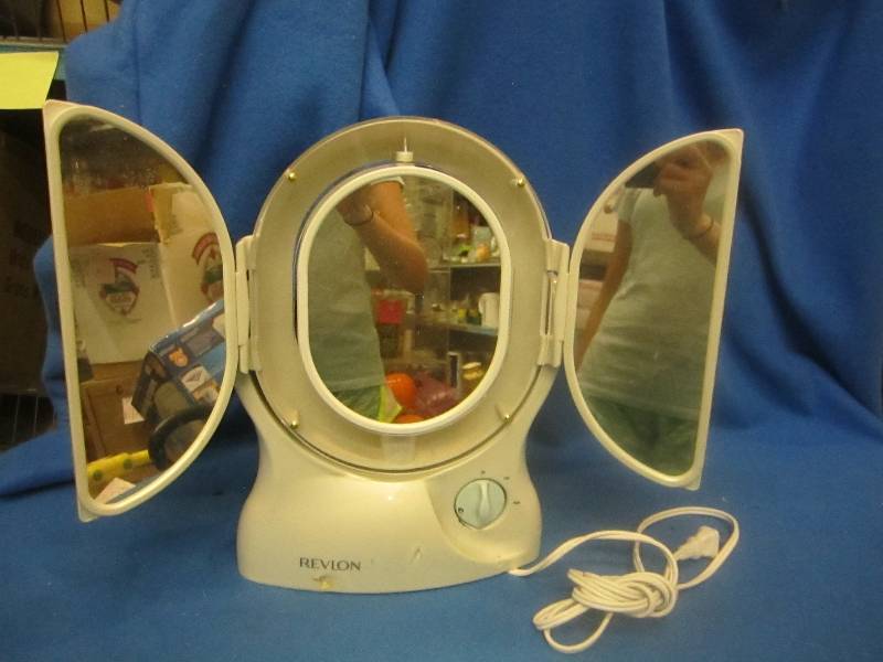 Very n ice revoln makeup mirror ope...