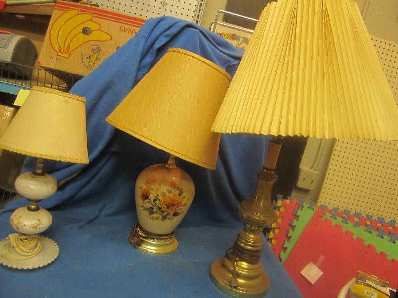 3 antiqe lampsand shades...