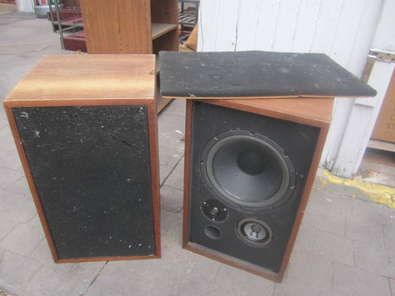 2 speakers used 26x15x15...
