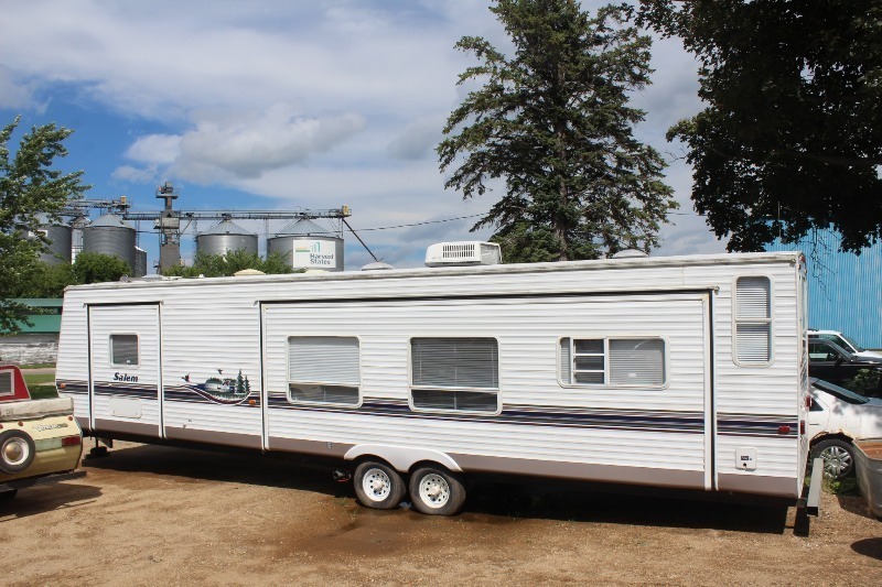 lot 960 image: 2004 Salem by Forest River 38RLDS 38 Park Model