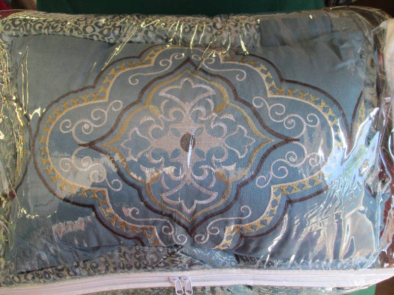 lot 2 image: QueenKing Comforter Bed Set in Bag...