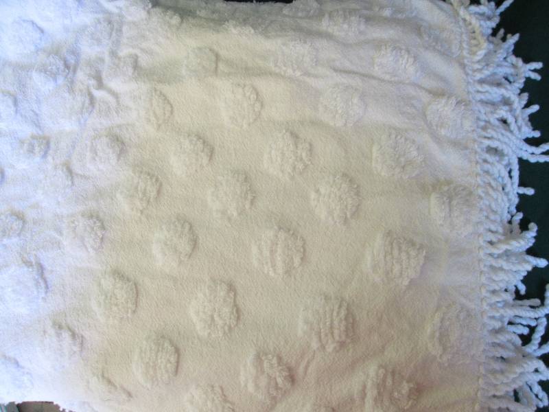 lot 3 image: QueenKing White 100% Cotton Bedspr...