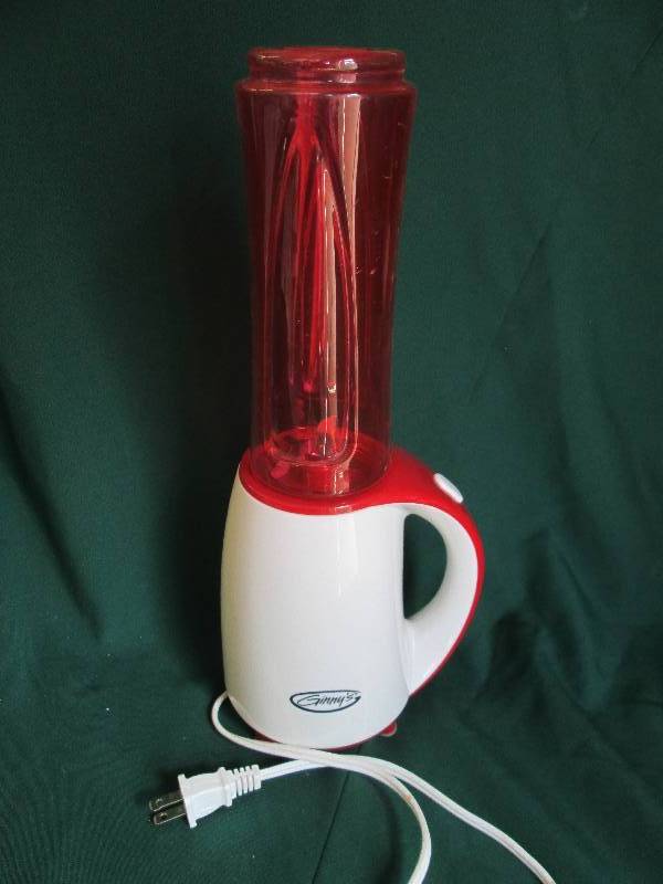 lot 25 image: Ginnys Portable Blender Red in col...