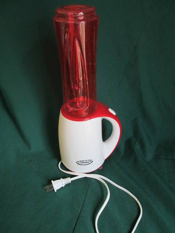 lot 26 image: Ginnys Portable Blender Red in col...