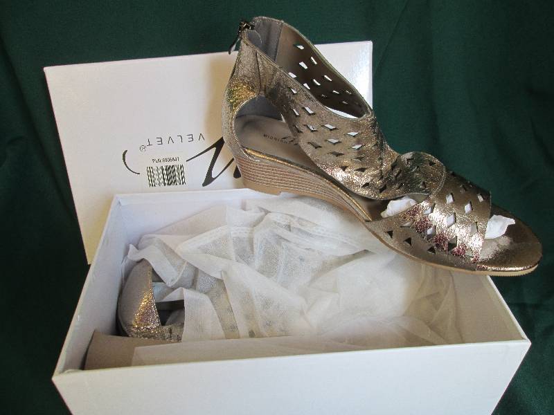 lot 27 image: Womens size 10 medium Silver Sparkl...