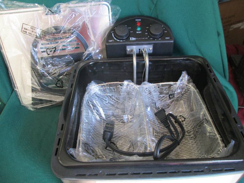 lot 28 image: Electric Deep Frier with Lid, baske...
