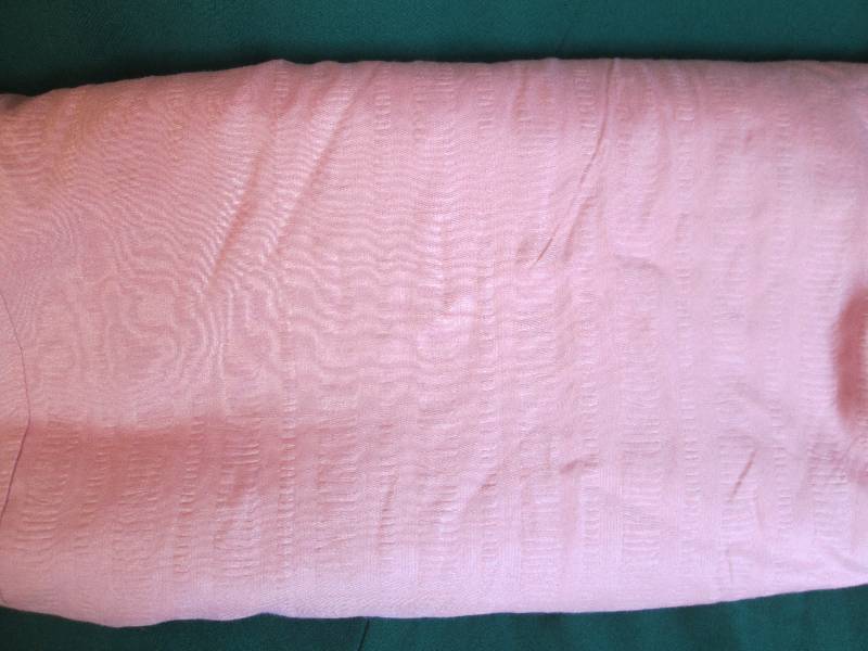 lot 40 image: Simple Pink Queen Sheet Bedspread...