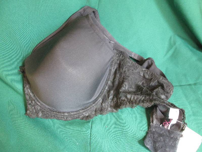 lot 41 image: Womens Black Lace Bra Size 40D...