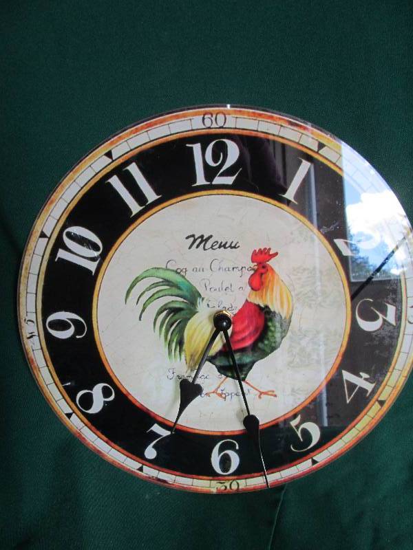 lot 43 image: Glass Rooster Wall Clock Battery Op...