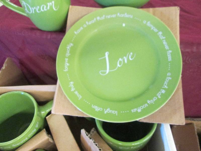 lot 101 image: Green 5 pcs dinnerware set...