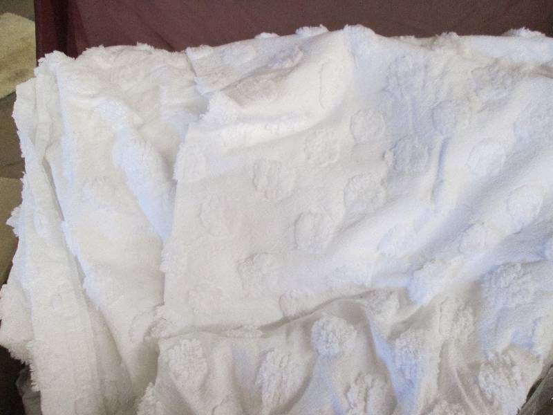 lot 104 image: Chenille white bed spread 100% Cott...