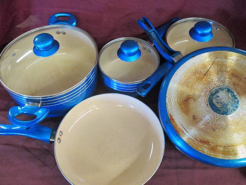 lot 114 image: 3 PotsCovers and 2 Frying Pans (Bl...