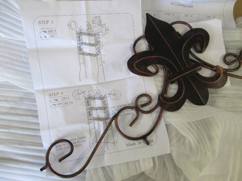 lot 121 image: Decortive Metal 3 Shelf Stand...