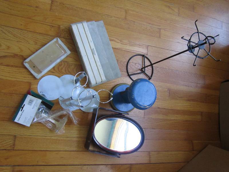 Mixed lot of display items, and rac...