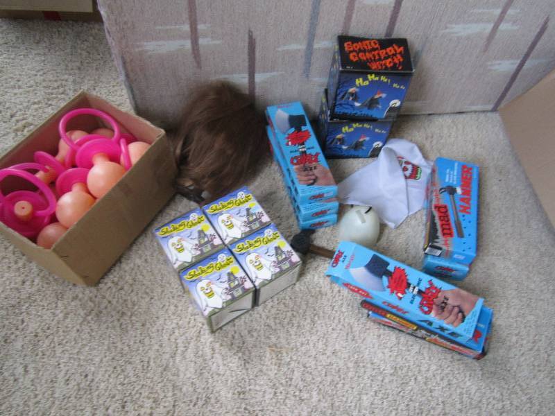 Mixed lot of Halloween items and de...