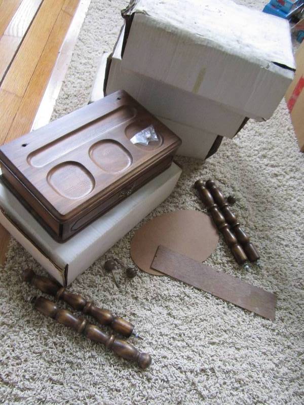Lot of small jewlery boxes with leg...