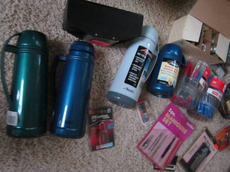 Mixed lot of pens, coffee cups, toy...