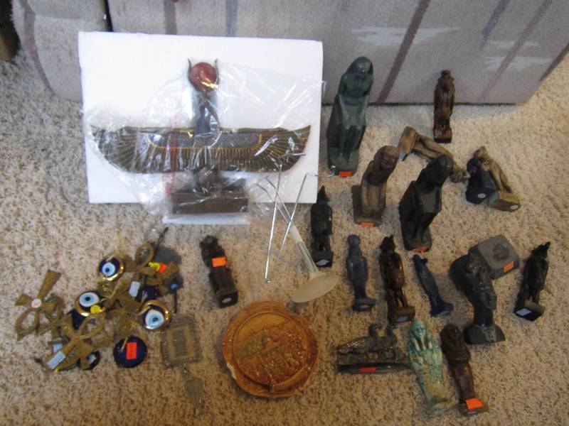 Lot of Egytian figures, key chains,...