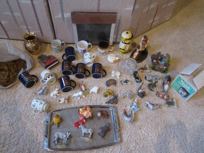 Large lot of Household decor, and c...