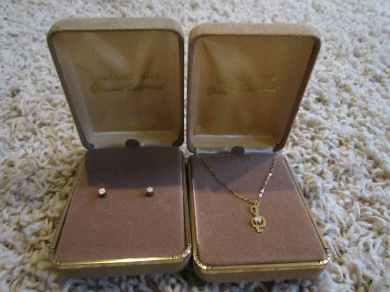 Lot of one geuine diamond 14kt gold...