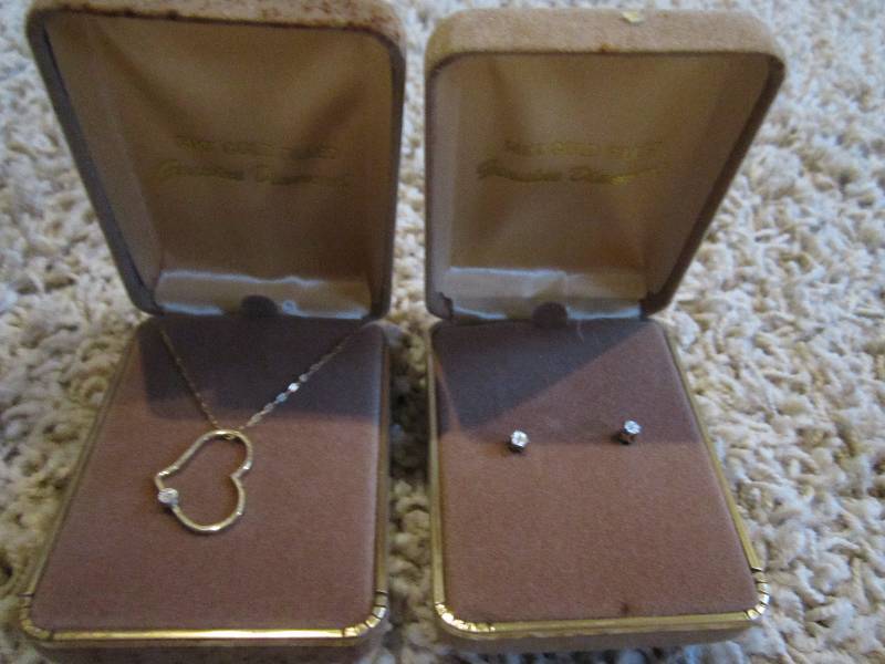 Lot of one geuine diamond 14kt gold...