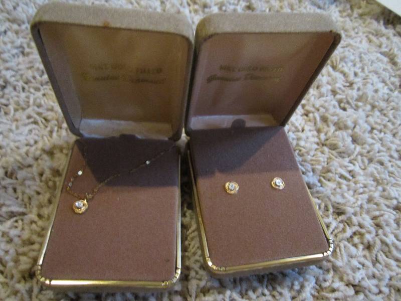 Lot of one genuine diamond 14kt gol...